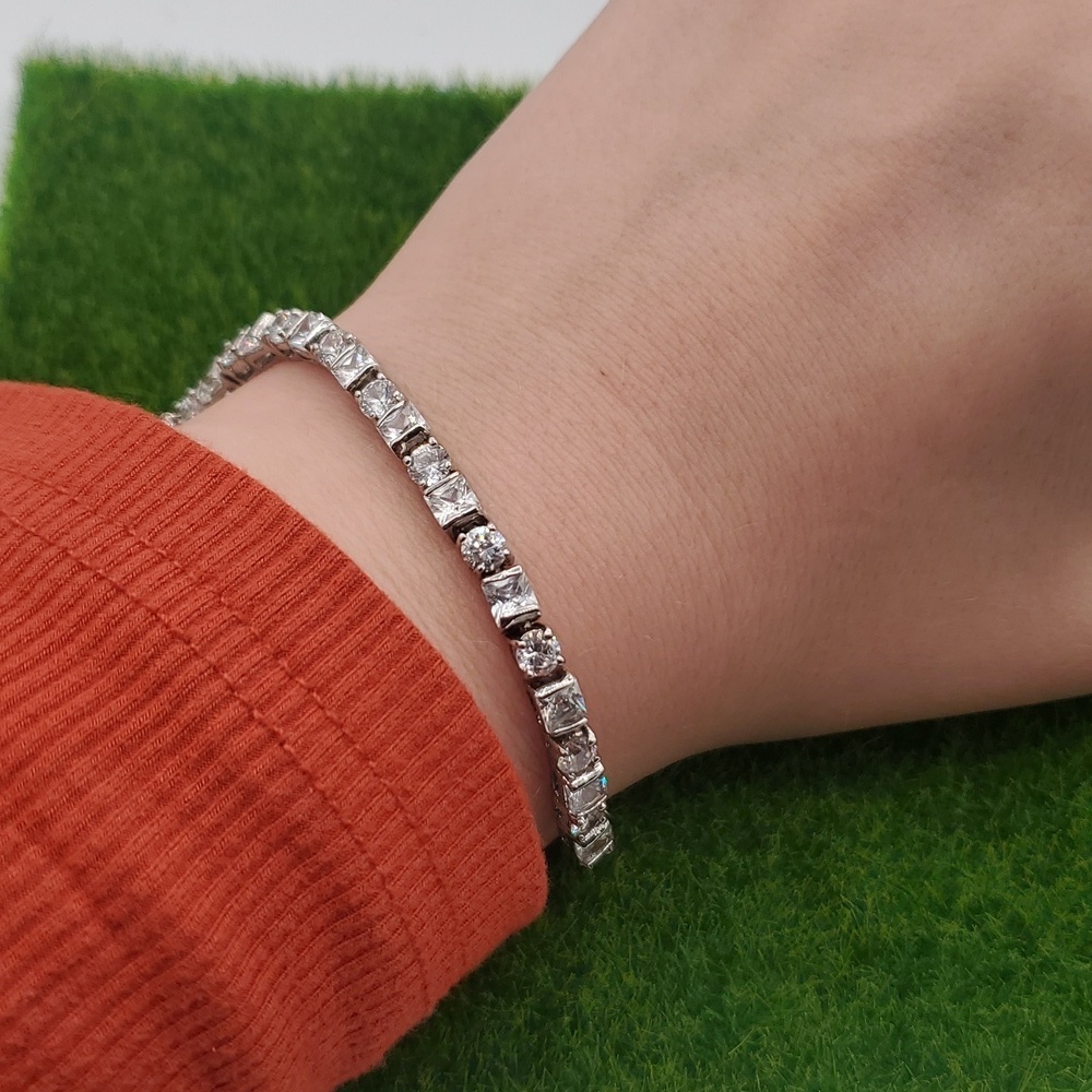 Stunning Crysyal Tennis Bracelet With Safety Clasp 8 Inch B3013
